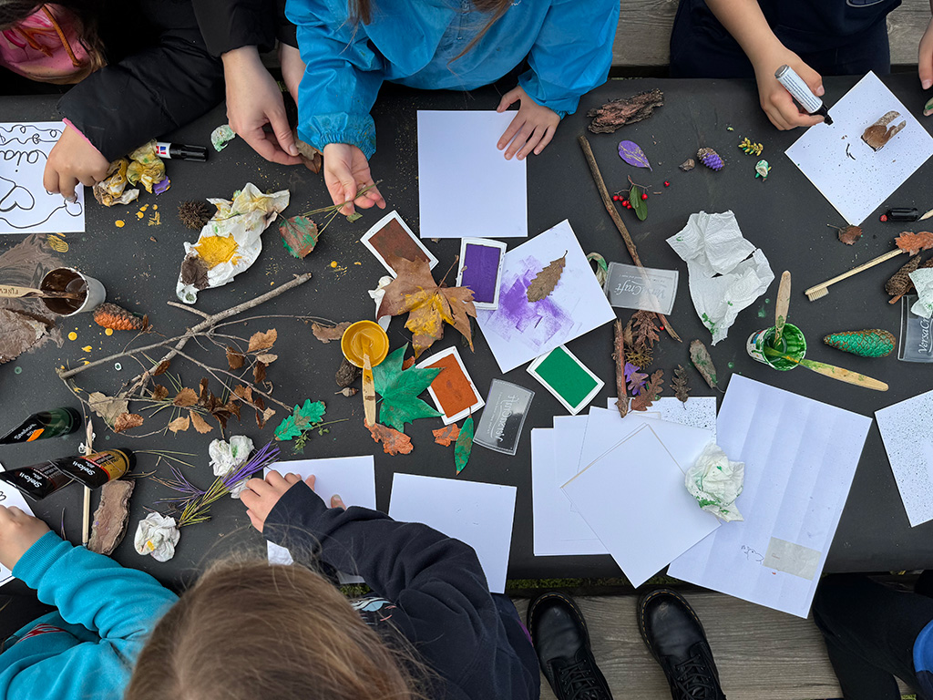 Nens i nenes fent el Taller al Parc de la Costeta